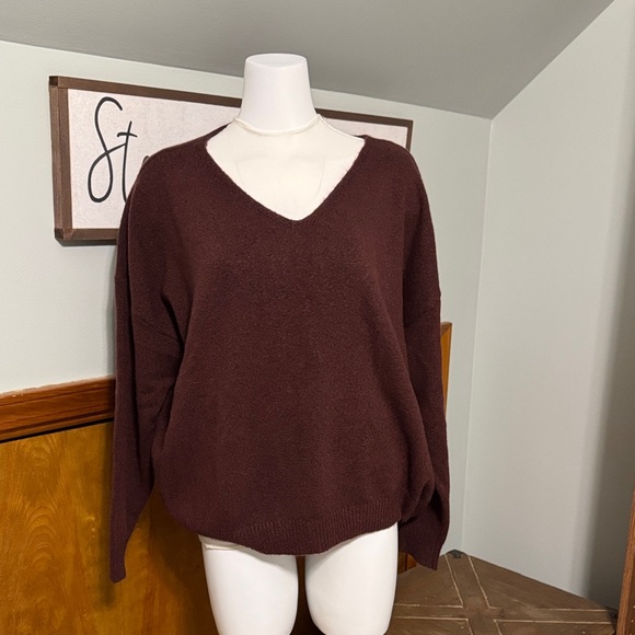 nuuds Sweaters - Nuuds v-neck Sweater oversized